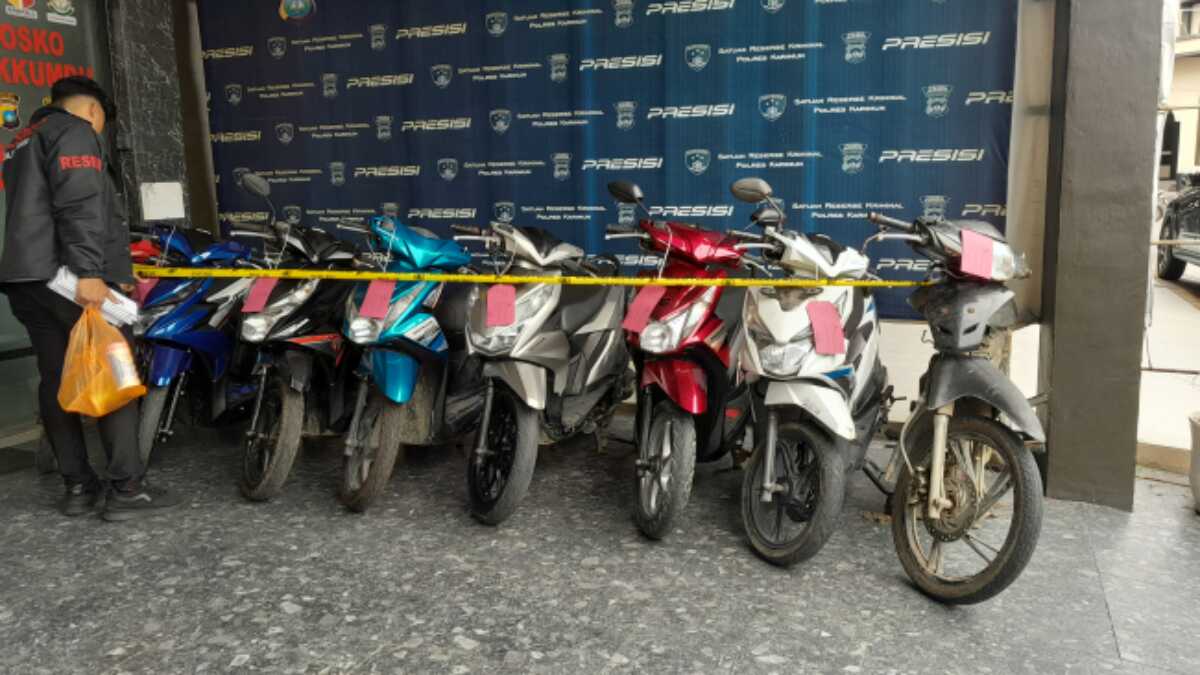 Barang bukti 7 sepeda motor yang disita dari sindikat curanmor parkir di depan Resmob Satreskrim Polres Karimun, Selasa (2/12/2025). (JurnalTerkini.id/rusdi)