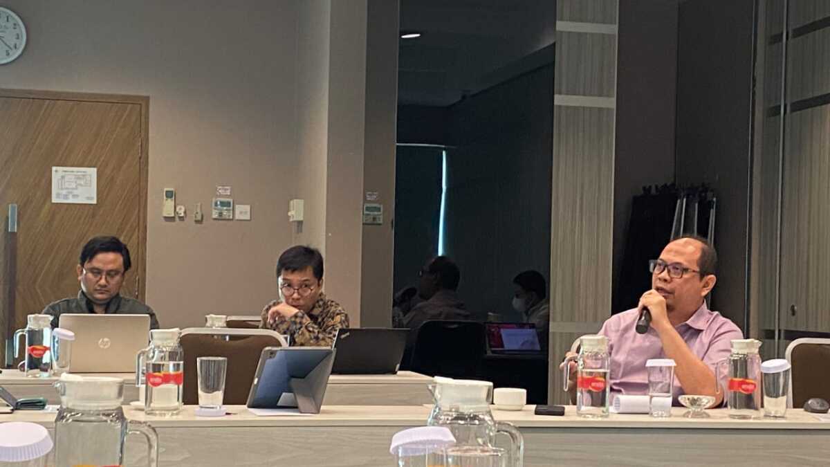 Praktisi pertambangan Dr. Ichwan Azwardi memaparkan potensi besar Logam Tanah Jarang (LTJ) dari endapan sekunder dalam FGD yang diselenggarakan oleh Bidang Keahlian Metalurgi ITB, Sabtu (13/12/2025). (Timah)
