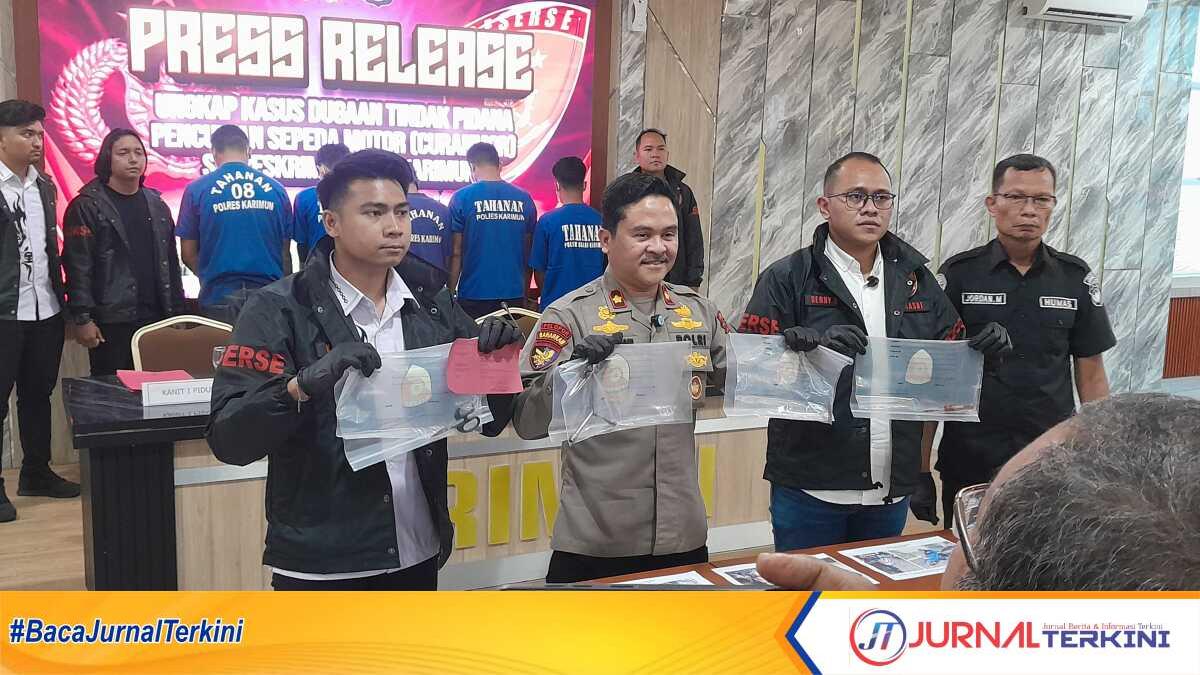 Wakapolres Karimun Kompol Salahuddin (2 kiri) didampingi Kasat Reskrim (2 kanan), Kanit Resmob dan Kasi Humas menunjukkan foto barang bukti kasus curanmor di 7 TKP dalam konferensi pers di Mapolres Karimun, Selasa (2/12/2025). (JurnalTerkini.id/rusdi)
