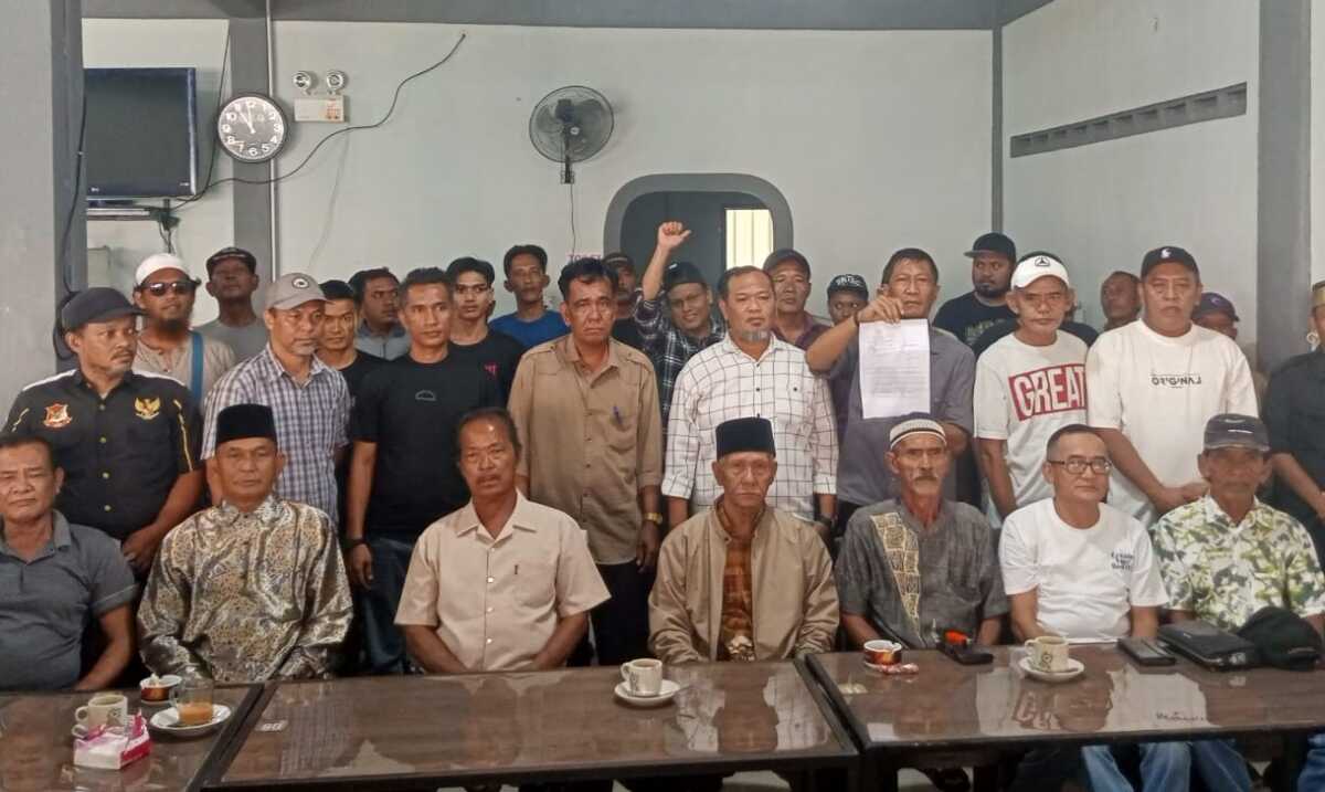 kasus dugaan pelecehan Keluarga korban bersama sejumlah tokoh masyarakat berpose usai konferensi pers terkait dugaan penggiringan opini, pemerasan hingga pelecehan oleh seorang oknum anggota LSM di Cafe Ardent, Kelurahan Teluk Air, Tanjung Balai Karimun, Sabtu (20/12/2025). (Dokumentasi pribadi)