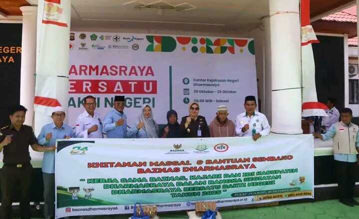 Khitanan massal dan bantuan sembako yang diadakan Baznas Dharmasraya, Selasa (21/10/2925). (Humas)