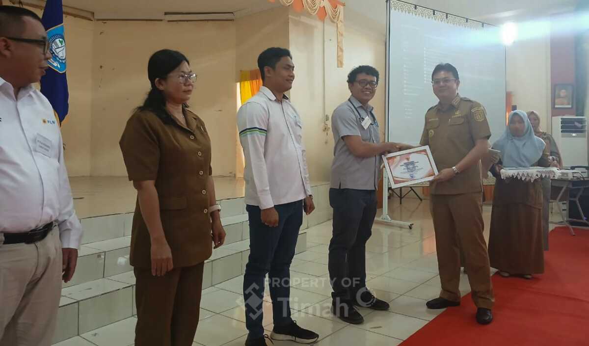 Bupati Bangka Barat, Markus menyerahkan penghargaan wajib pajak badan kepada Sub Division Head Processing and Refinery PT Timah Tbk, Kopdi Sargih, dalam acara apresiasi Pencapaian Target Penerimaan PBB-P2 Tahun 2025, Senin (15/12/2025). (Timah)