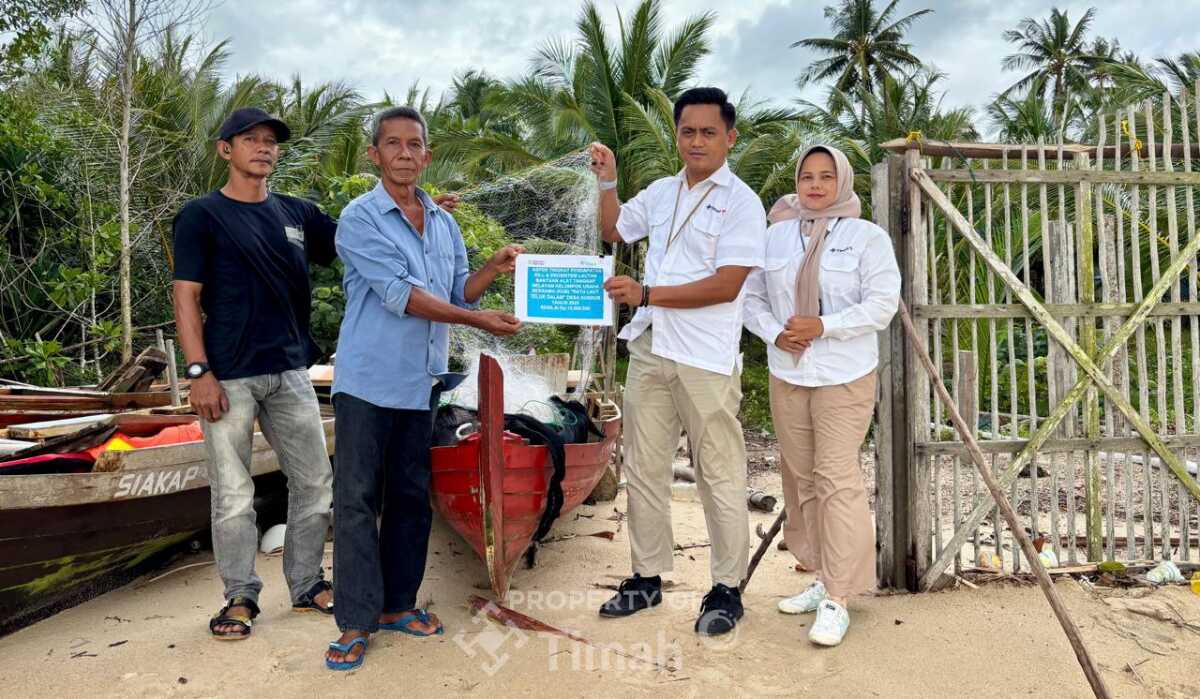 PT Timah Tbk menyalurkan bantuan alat tangkap kepada Kelompok Usaha Bersama (KUB) Ratu Laut Teluk Dalam, Desa Kundur, Kabupaten Karimun. (Timah)