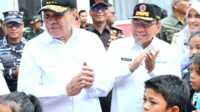 Menko Polkam Jenderal TNI (Purn) Djamari Chaniago bersama Wawako Padang, Maigus Nasir saat meninjau Posko evakuasi korban bencana di Kec Pauh. (Foto Dion/jurnalterkini.id).