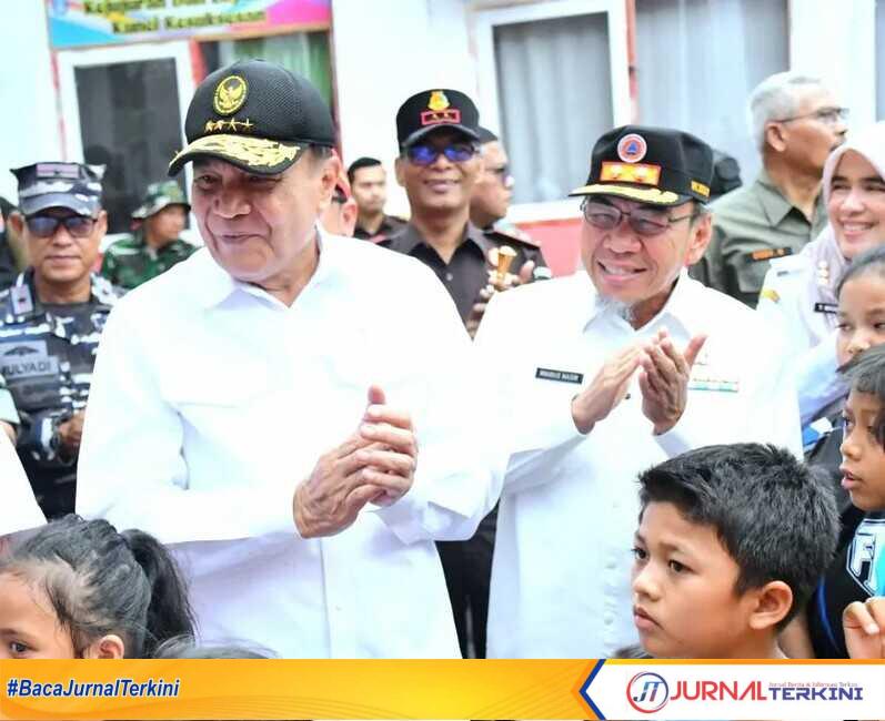 Menko Polkam Jenderal TNI (Purn) Djamari Chaniago bersama Wawako Padang, Maigus Nasir saat meninjau Posko evakuasi korban bencana di Kec Pauh. (Foto Dion/jurnalterkini.id).