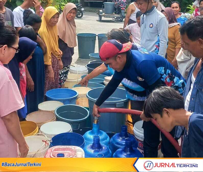 Warga terdampak bencana Banjir dan longsor di Kota Padang saat mengantri untuk mendapatkan air besar. (Foto Kominfo Padang).