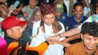 Gubernur Jawa Barat Kang Dedi Mulyadi (KDM) saat mengunjungi Posko Evakuasi SDN 02 Cupak Tangah, Kota Padang. (Dokumen istimewa).