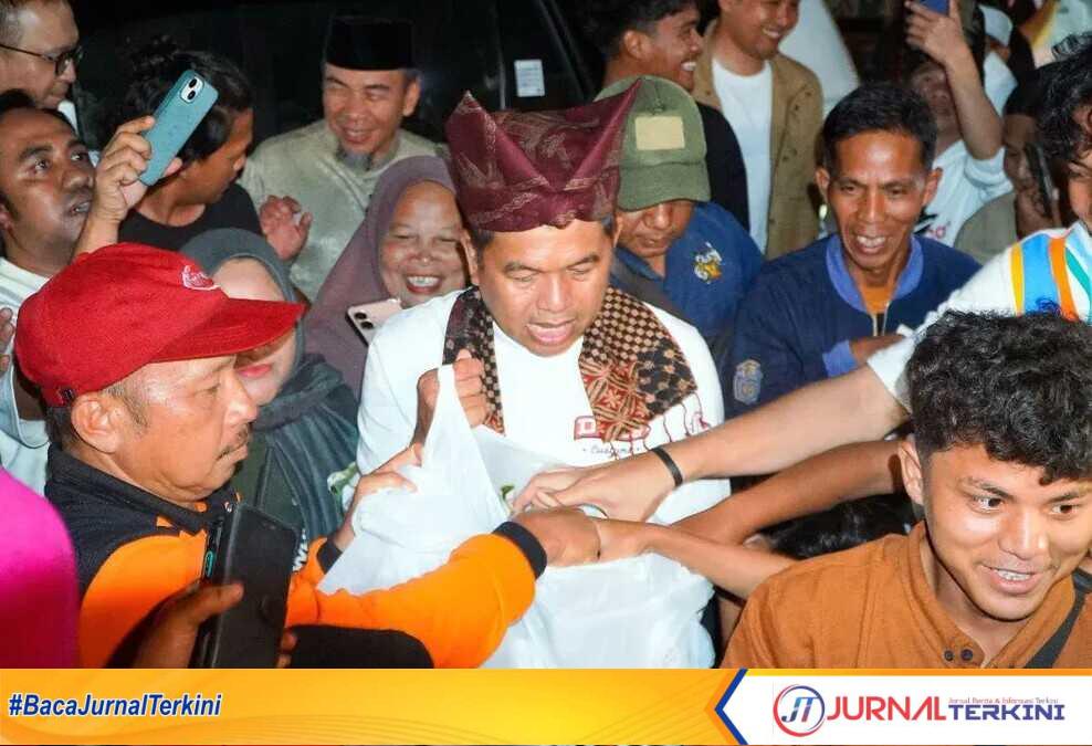 Gubernur Jawa Barat Kang Dedi Mulyadi (KDM) saat mengunjungi Posko Evakuasi SDN 02 Cupak Tangah, Kota Padang. (Dokumen istimewa).