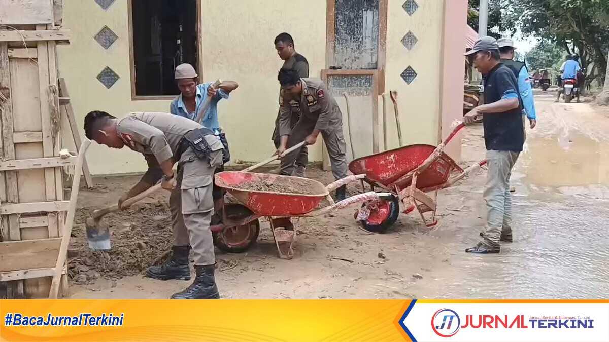 Personil Satpol PP Padang saat membersihkan rumah warga. (Dok ist).