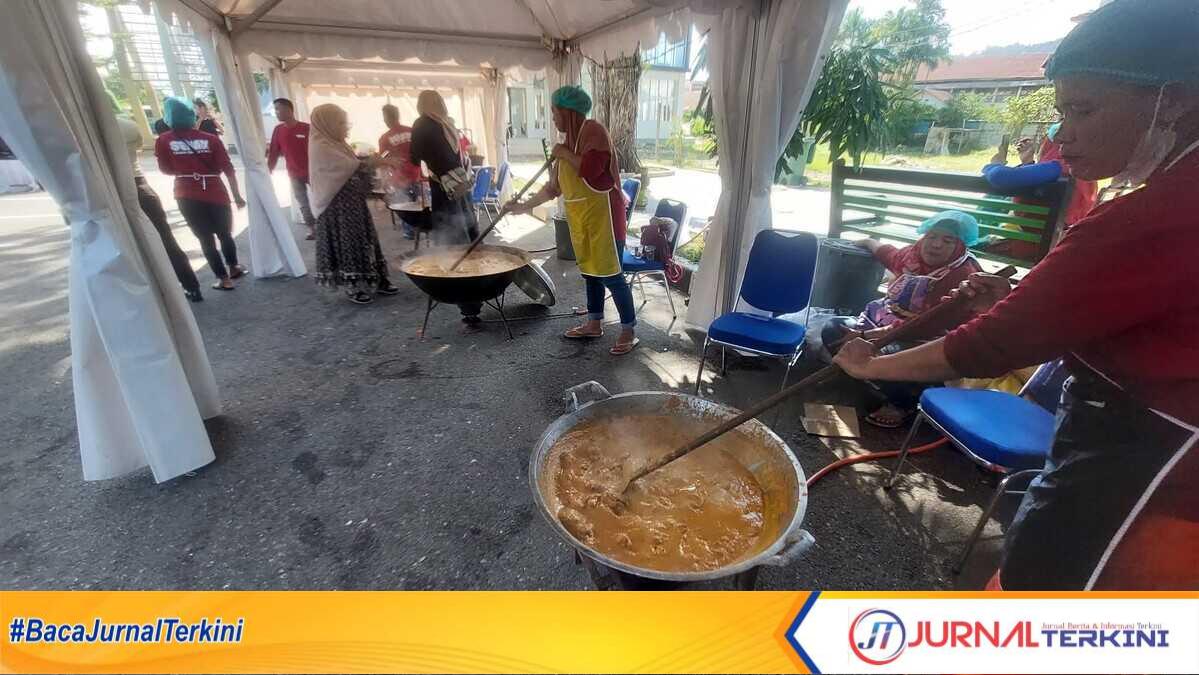 Kegiatan memasak rendang. (Foto Kominfo Padang).