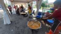 Kegiatan memasak rendang. (Foto Kominfo Padang).
