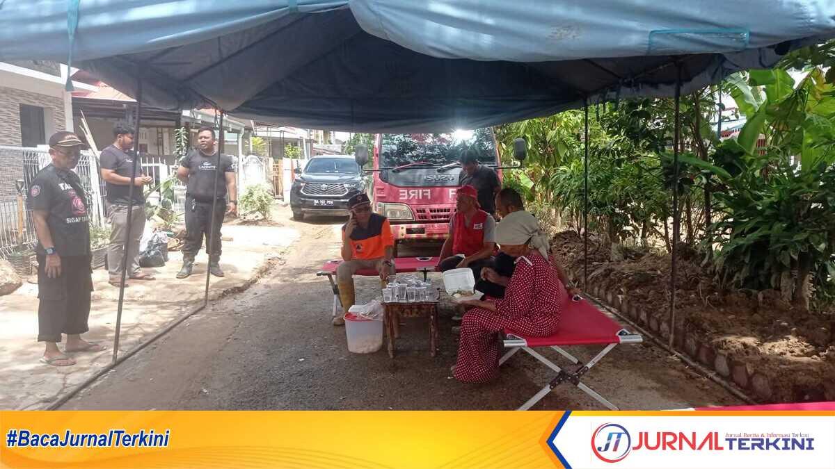 Posko peduli Bencana Pemkab Dharmasraya di Kota Padang. (Foto Kominfo Padang).