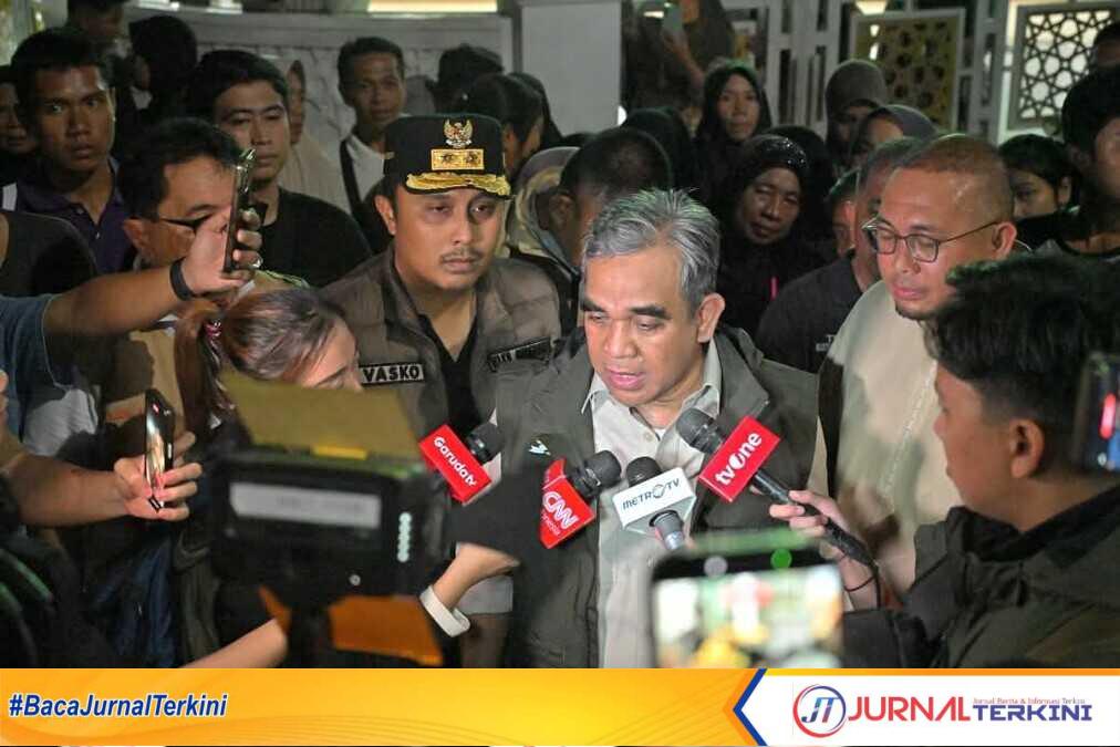 Wagub Sumbar, Vasco Ruseime mendampingi Ketua MPR RI saat meninjau Korban Banjir di Kec Nanggalo Kota Padang. (Foto Adpim Sumbar).
