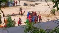 Petugas mengevakuasi puluhan warga di dua kecamatan di Kota Padang ke tempat yang lebih aman. (Foto: Kominfo Padang).