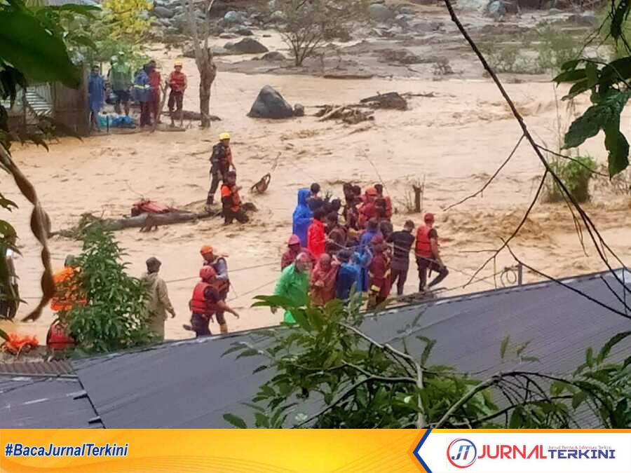 Petugas mengevakuasi puluhan warga di dua kecamatan di Kota Padang ke tempat yang lebih aman. (Foto: Kominfo Padang).