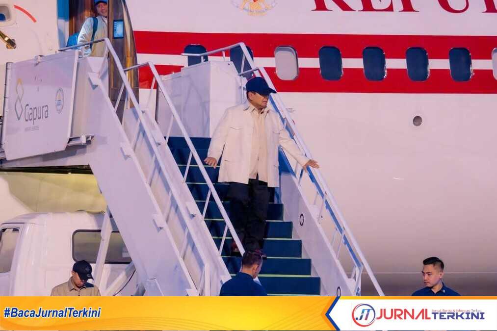 Kedatangan Presiden Prabowo di Bandara Internasional Minangkabau pada Rabu malam (17/12/2025). (Foto Adpim Sumbar).