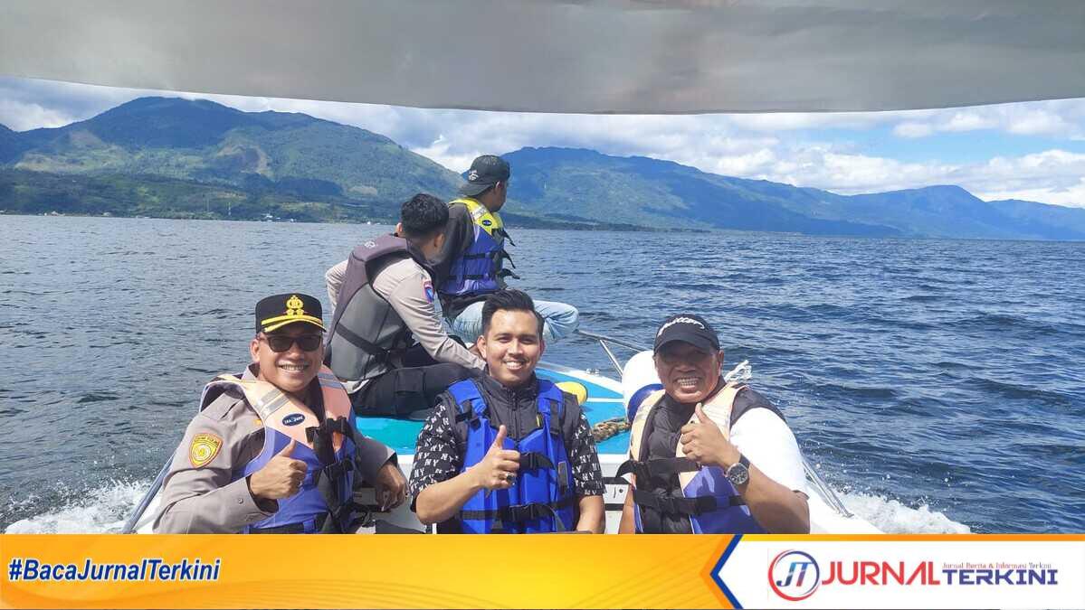 result_IMG-20251129-WA0029 Kapolres Solok Kota bersama Tim saat menyalurkan bantuan banjir melewati jalur danau. (Foto Kominfo Kab Solok).