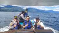 result_IMG-20251129-WA0029 Kapolres Solok Kota bersama Tim saat menyalurkan bantuan banjir melewati jalur danau. (Foto Kominfo Kab Solok).