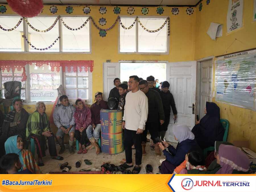 result_IMG-20251129-WA0040 Bupati Solok saat meninjau dan salurkan bantuan ke lokasi terdampak Banjir. (Foto Kominfo Kab Solok).