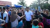 Wagub Sumbar, Vasco Ruseime saat mengunjungi korban terdampak bencana di beberapa wilayah di Sumbar. (Foto Adpim Sumbar).