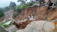 result_IMG-20251130-WA0031 Bupati Solok saat meninjau dan salurkan bantuan ke lokasi terdampak Banjir. (Foto Kominfo Kab Solok).