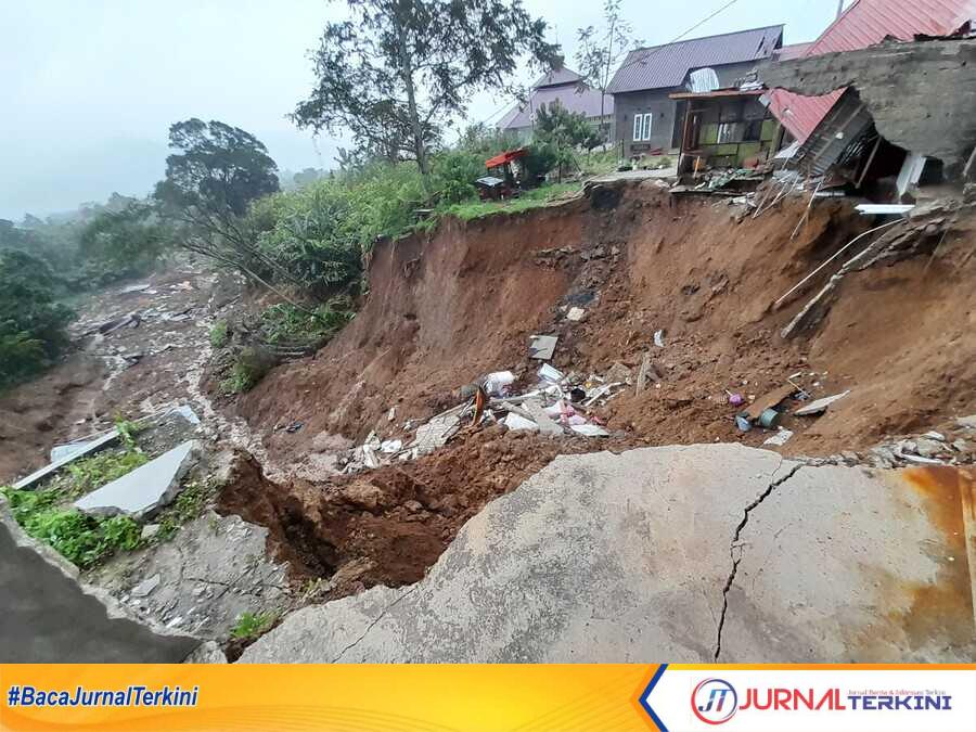 result_IMG-20251130-WA0031 Bupati Solok saat meninjau dan salurkan bantuan ke lokasi terdampak Banjir. (Foto Kominfo Kab Solok).