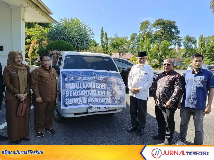 Charoen Pokphand Serahkan Bantuan untuk Korban Bencana di Sumbar. (Foto Adpim Sumbar).