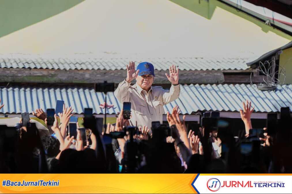 Presiden Prabowo Subianto saat mengunjungi pengunsi korban bencana sumbar di Kab Padang Pariaman. (Foto Dion/Jurnalterkini.id).