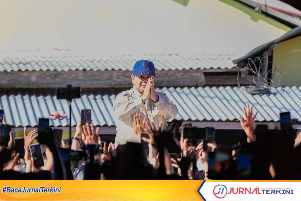 Presiden Prabowo saat mengunjungi pengunsi korban bencana di Sumbar. (Foto Adpim Sumbar).