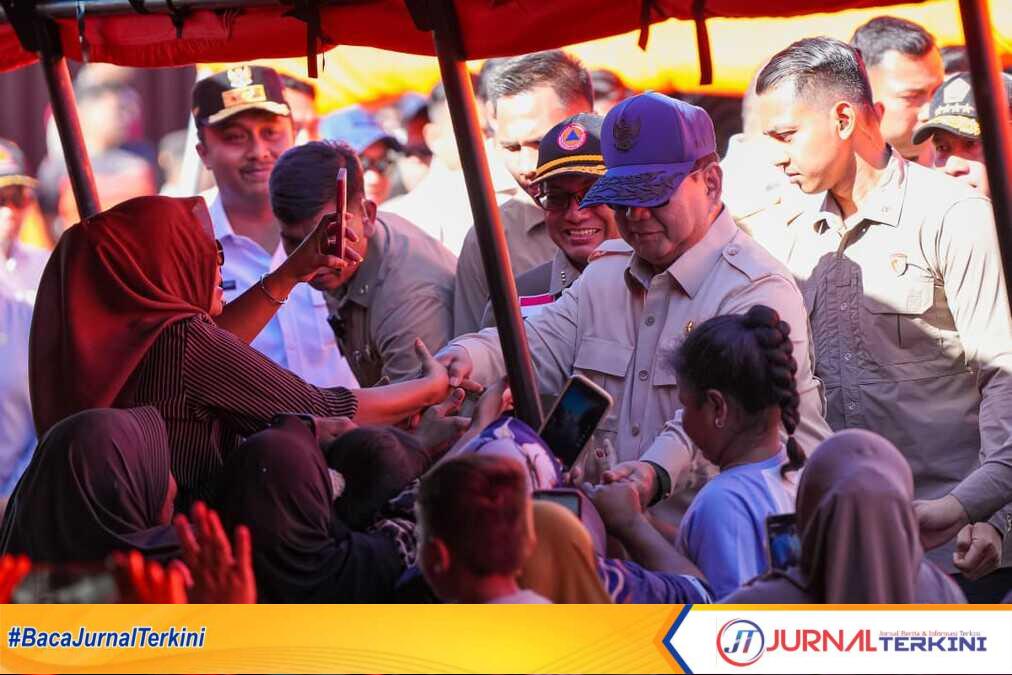 Presiden Prabowo saat mengunjungi pengunsi korban bencana di Sumbar. (Foto Adpim Sumbar).