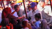 result_IMG-20251201-WA0100 Presiden Prabowo saat mengunjungi pengunsi korban bencana di Sumbar. (Foto Adpim Sumbar).