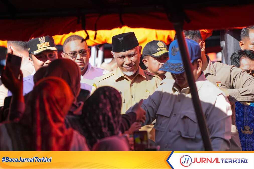 Presiden Prabowo saat mengunjungi pengunsi korban bencana di Sumbar. (Foto Adpim Sumbar).