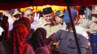 result_IMG-20251201-WA0102 Presiden Prabowo saat mengunjungi pengunsi korban bencana di Sumbar. (Foto Adpim Sumbar).