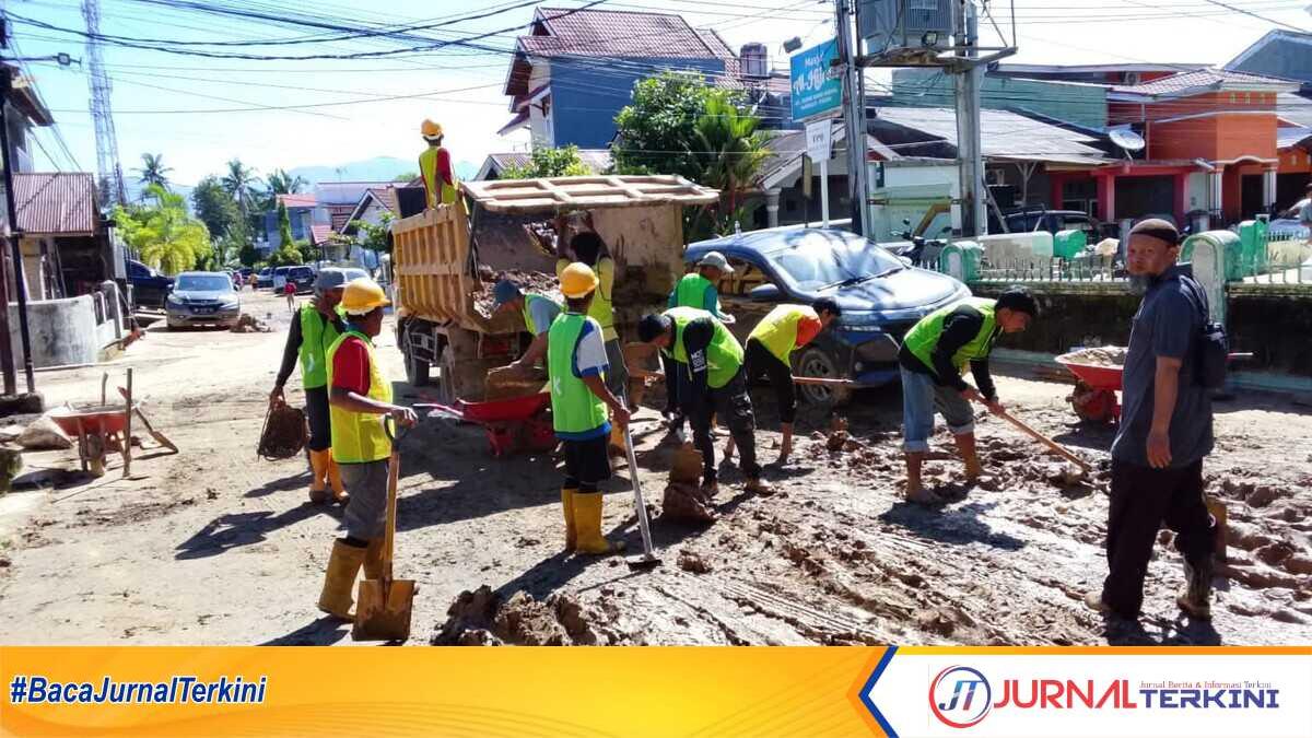 Petugas terkait sedang membersihkan sedimen dan sampah banjir di Kota Padang. (Foto Kominfo Padang).