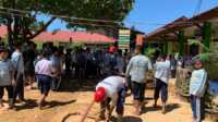 Damkar dan Siswa SMP N 29 Kurao Pagang saat membersihkan Sekolah. (Foto Kominfo Padang).