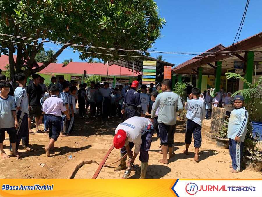 Damkar dan Siswa SMP N 29 Kurao Pagang saat membersihkan Sekolah. (Foto Kominfo Padang).