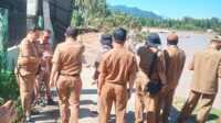 PUPR Kota Padang mulai melakukan invetarisir terhadap ruas-ruas jalan yang putus. (Foto Kominfo Padang).