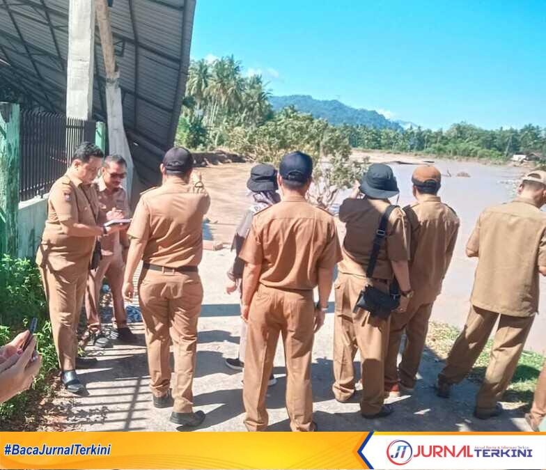 PUPR Kota Padang mulai melakukan invetarisir terhadap ruas-ruas jalan yang putus. (Foto Kominfo Padang).