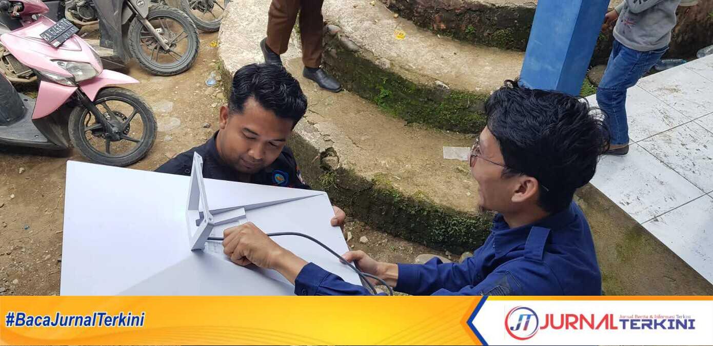 Petugas dari Kominfo Padang saat memasangkan Starlink. (Foto Kominfo Padang).