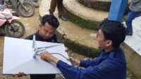 Petugas dari Kominfo Padang saat memasangkan Starlink. (Foto Kominfo Padang).