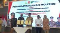 result_IMG-20251202-WA0028 Gubernur Sumbar bersama Kajati Sumbar saat penandatangani MOU. (Foto Adpim Sumbar).