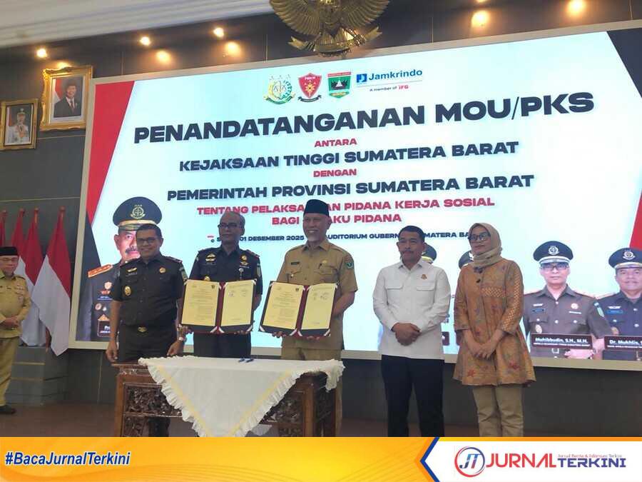 result_IMG-20251202-WA0028 Gubernur Sumbar bersama Kajati Sumbar saat penandatangani MOU. (Foto Adpim Sumbar).
