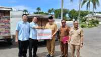 Gubernur Sumbar saat menerima Bantuan Kemanusiaan dari PT Padang Raya Cakrawala dan PT Tidar Kerinci Agung. (Foto Adpim Sumbar).