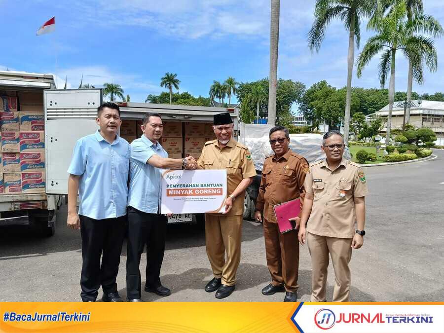 result_IMG-20251203-WA0005 Gubernur Sumbar saat menerima Bantuan Kemanusiaan dari PT Padang Raya Cakrawala dan PT Tidar Kerinci Agung. (Foto Adpim Sumbar).