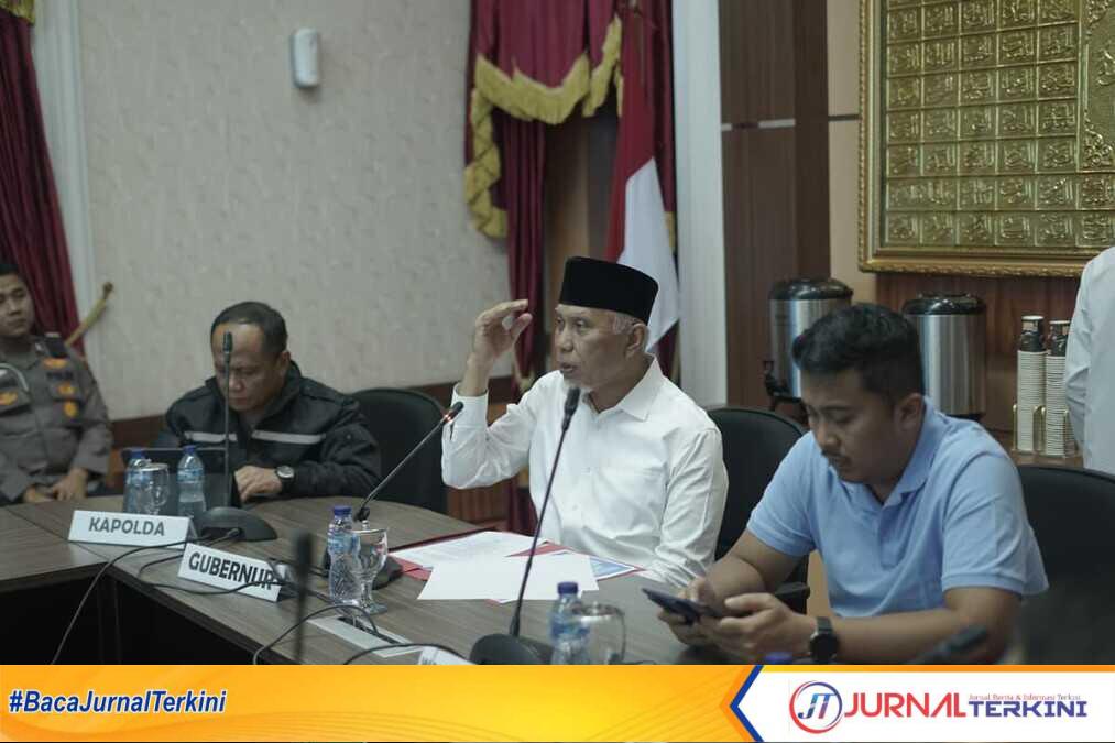 result_IMG-20251203-WA0044 Gubernur Sumbar, Mahyeldi Ansharullah. (Tengah Baju Putih) (Foto Adpim Sumbar).
