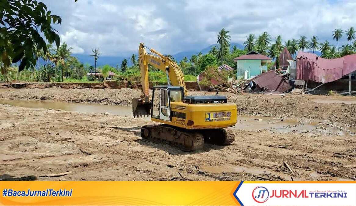 Ekskavator saat membersihkan aliran Sungai Batang Kabung Ganting. (Foto Kominfo Padang).