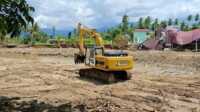 Ekskavator saat membersihkan aliran Sungai Batang Kabung Ganting. (Foto Kominfo Padang).