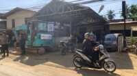 Kegiatan pembersihan jalan di jalur dua menuju Kampus Unand. (Foto Kominfo Padang).