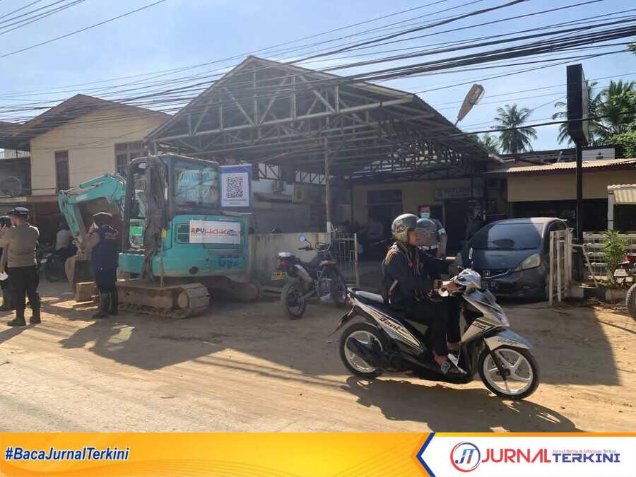 Kegiatan pembersihan jalan di jalur dua menuju Kampus Unand. (Foto Kominfo Padang).