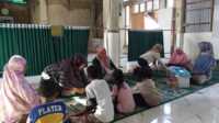 Tim Trauma Healing mendatangi anak-anak korban banjir. (Foto Kominfo Padang).